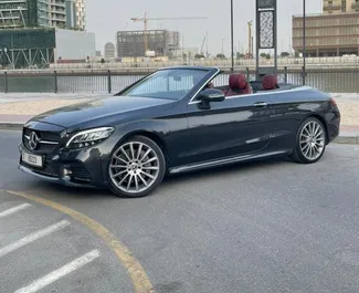 Interiér Mercedes-Benz C200 Cabrio na prenájom v v SAE. Skvelé auto so sedadlami pre 4 osôb s prevodovkou Automatické.