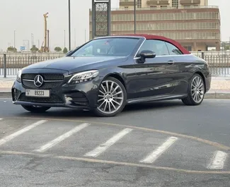 Predný pohľad na prenajaté auto Mercedes-Benz C200 Cabrio v v Dubaji, SAE ✓ Auto č. 11354. ✓ Prevodovka Automatické TM ✓ Hodnotenia 0.