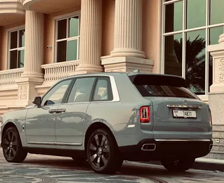 Prenájom auta Rolls-Royce Cullinan 2023 v v SAE, s vlastnosťami ✓ palivo Benzín a výkon 563 koní ➤ Od 3500 AED za deň.