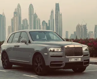 Rolls-Royce Cullinan 2023 so systémom pohonu Predný pohon, dostupné v v Dubaji.