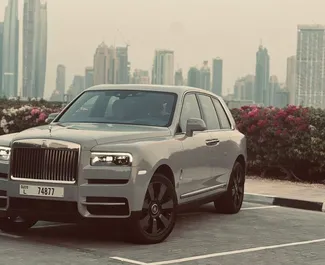 Predný pohľad na prenajaté auto Rolls-Royce Cullinan v v Dubaji, SAE ✓ Auto č. 11357. ✓ Prevodovka Automatické TM ✓ Hodnotenia 0.