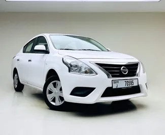 Predný pohľad na prenajaté auto Nissan Sunny v v Dubaji, SAE ✓ Auto č. 11468. ✓ Prevodovka Automatické TM ✓ Hodnotenia 0.