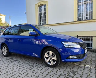 Framvy av en hyrbil Skoda Fabia Combi i Prag, Tjeckien ✓ Bil #387. ✓ Växellåda Manual TM ✓ 0 recensioner.