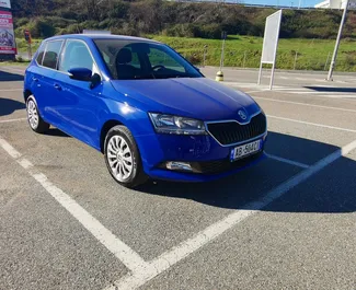 Vista frontal de um aluguel Skoda Fabia no aeroporto de Tirana, Albânia ✓ Carro #11489. ✓ Transmissão Manual TM ✓ 0 avaliações.