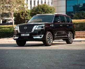 Predný pohľad na prenajaté auto Nissan Patrol v v Dubaji, SAE ✓ Auto č. 11345. ✓ Prevodovka Automatické TM ✓ Hodnotenia 0.