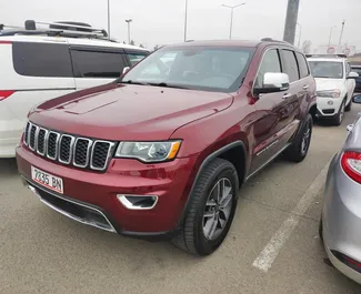 Vista frontal de um aluguel Jeep Grand Cherokee em Tbilisi, Geórgia ✓ Carro #11486. ✓ Transmissão Automático TM ✓ 0 avaliações.