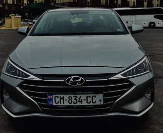 Přední pohled na pronájem Hyundai Elantra na letišti Tbilisi, Georgia ✓ Auto č. 11398. ✓ Převodovka Automatické TM ✓ Recenze 0.