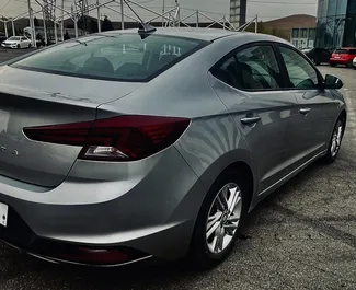 Hyundai Elantra 2019 k dispozici k pronájmu na letišti Tbilisi, s omezením ujetých kilometrů neomezené.