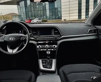 Interiér Hyundai Elantra k pronájmu v Gruzii. Skvělé auto s 5 sedadly a převodovkou Automatické.