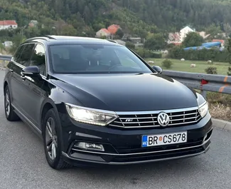 Sprednji pogled najetega avtomobila Volkswagen Passat Variant v v mestu Becici, Črna gora ✓ Avtomobil #11399. ✓ Menjalnik Samodejno TM ✓ Mnenja 0.