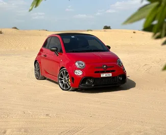 Vista frontal de un Abarth 695 Cabrio de alquiler en Dubai, EAU ✓ Coche n.º 11384. ✓ Automático TM ✓ 0 opiniones.