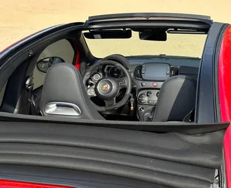 Abarth 695 Cabrio 2024 disponible para alquilar en Dubai, con límite de millaje de 250 km/día.