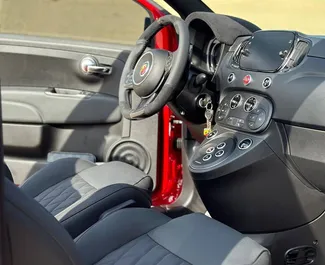 Interior de Abarth 695 Cabrio para alquilar en los EAU. Un gran coche de 5 plazas con transmisión Automático.