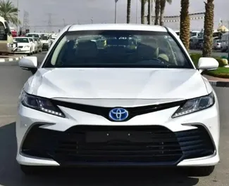 Utleie av Toyota Camry. Komfort, Premium bil til leie i De Forente Arabiske Emirater ✓ Depositum på 500 AED ✓ Forsikringsalternativer: TPL, SCDW, Tyveri.