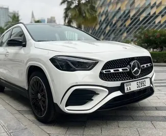 Notranjost Mercedes-Benz GLA220 za najem v v ZAE. Odličen avtomobil s 5 sedeži in Samodejno menjalnikom.