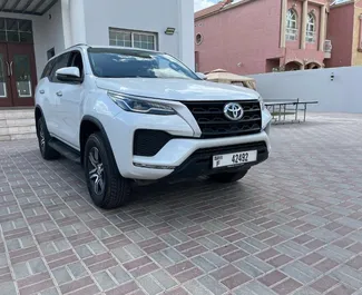 Toyota Fortuner kiralama. Konfor, SUV Türünde Araç Kiralama BAE'de ✓ Depozito 500 AED ✓ TPL, SCDW, Hırsızlık sigorta seçenekleri.