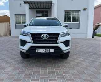 Toyota Fortuner 2024 araç kiralama BAE'de, ✓ Benzin yakıt ve 166 beygir gücü özellikleriyle ➤ Günde başlayan fiyatlarla 235 AED.