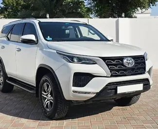 Toyota Fortuner 2024 araç kiralama BAE'de, ✓ Benzin yakıt ve 166 beygir gücü özellikleriyle ➤ Günde başlayan fiyatlarla 235 AED.