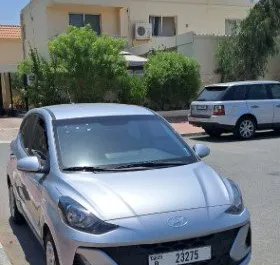 Hyundai i10 2024 araç kiralama BAE'de, ✓ Benzin yakıt ve 74 beygir gücü özellikleriyle ➤ Günde başlayan fiyatlarla 95 AED.