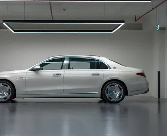 Interiér Mercedes-Benz S-Class Maybach na prenájom v v SAE. Skvelé auto so sedadlami pre 4 osôb s prevodovkou Automatické.