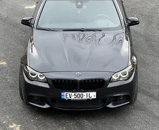 Najem avtomobila BMW 528i 2016 v v Gruziji, z značilnostmi ✓ gorivo Bencin in 306 konjskih moči ➤ Od 225 GEL na dan.