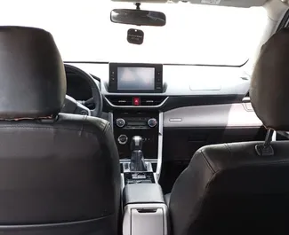 Toyota Veloz 2024, Dubai'de için kiralık, sınırsız kilometre sınırı ile.