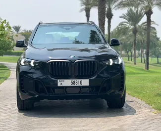 Sprednji pogled najetega avtomobila BMW X5 v na mednarodnem letališču Dubaj, ZAE ✓ Avtomobil #11561. ✓ Menjalnik Samodejno TM ✓ Mnenja 0.