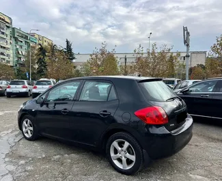 Predný pohľad na prenajaté auto Toyota Auris v v Tirane, Albánsko ✓ Auto č. 11395. ✓ Prevodovka Automatické TM ✓ Hodnotenia 0.