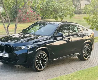 Notranjost BMW X6 za najem v v ZAE. Odličen avtomobil s 5 sedeži in Samodejno menjalnikom.