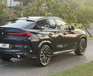 Najem avtomobila BMW X6 2024 v v ZAE, z značilnostmi ✓ gorivo Bencin in 617 konjskih moči ➤ Od 1416 AED na dan.