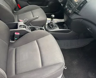 Vista frontal de um aluguel Hyundai i30 em Durres, Albânia ✓ Carro #11530. ✓ Transmissão Manual TM ✓ 0 avaliações.