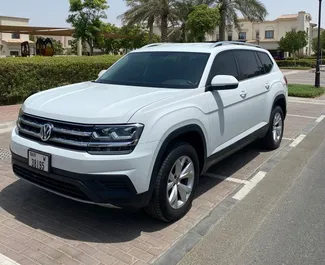 Vista frontal de un Volkswagen Atlas de alquiler en Dubai, EAU ✓ Coche n.º 11380. ✓ Automático TM ✓ 0 opiniones.