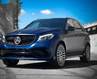 Sprednji pogled najetega avtomobila Mercedes-Benz GLE-Class v v Tbilisiju, Georgia ✓ Avtomobil #11719. ✓ Menjalnik Samodejno TM ✓ Mnenja 0.