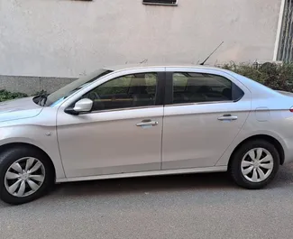 Predný pohľad na prenajaté auto Citroen Elysee v v Tirane, Albánsko ✓ Auto č. 11669. ✓ Prevodovka Manuálne TM ✓ Hodnotenia 0.