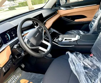 アラブ首長国連邦にてでレンタル可能なHaval H6の内装。5人乗りで、自動トランスミッション付きの素晴らしい車です。