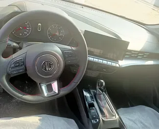Interiören av MG 5/GT för uthyrning i Förenade Arabemiraten. En fantastisk 5-sitsig bil med en Automatisk växellåda.
