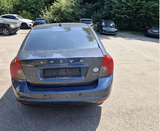Notranjost Volvo S40 za najem v v Albaniji. Odličen avtomobil s 5 sedeži in Samodejno menjalnikom.