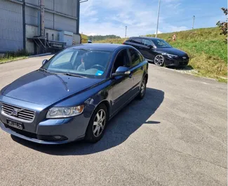 Sprednji pogled najetega avtomobila Volvo S40 v v mestu Durres, Albanija ✓ Avtomobil #11767. ✓ Menjalnik Samodejno TM ✓ Mnenja 0.
