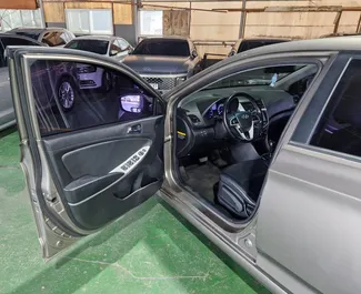 Hyundai Accent 2014 com sistema de Tração dianteira, disponível no aeroporto de Tirana.