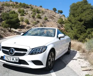 Vista frontal de um aluguel Mercedes-Benz C200 Cabrio em Alicante, Espanha ✓ Carro #11731. ✓ Transmissão Automático TM ✓ 0 avaliações.