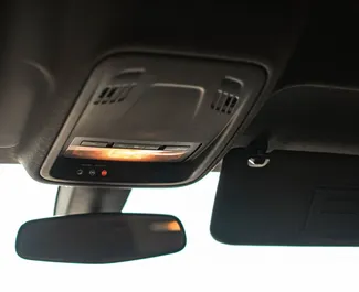 Interiøret til Chevrolet Cruze til leie i Georgia. En flott 5-seters bil med Automatisk-gir.