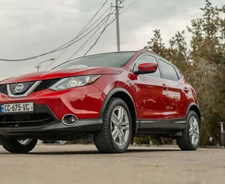 Sprednji pogled najetega avtomobila Nissan Qashqai v v Tbilisiju, Georgia ✓ Avtomobil #10706. ✓ Menjalnik Samodejno TM ✓ Mnenja 0.