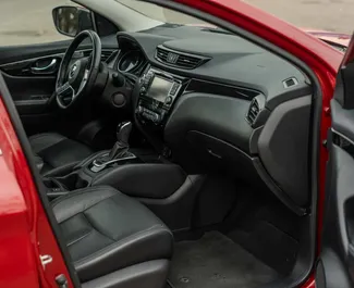 Najem avtomobila Nissan Qashqai 2018 v v Gruziji, z značilnostmi ✓ gorivo Bencin in 141 konjskih moči ➤ Od 120 GEL na dan.