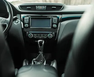 Notranjost Nissan Qashqai za najem v v Gruziji. Odličen avtomobil s 5 sedeži in Samodejno menjalnikom.