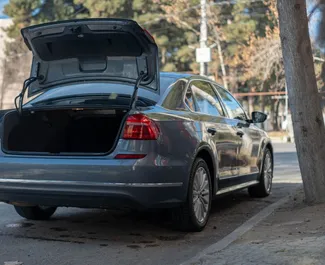 Interiøret til Volkswagen Passat til leie i Georgia. En flott 5-seters bil med Automatisk-gir.