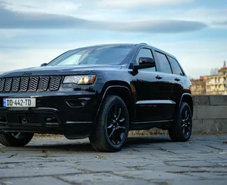 Vista frontal de un Jeep Grand Cherokee de alquiler en Tiflis, Georgia ✓ Coche n.º 9812. ✓ Automático TM ✓ 1 opiniones.
