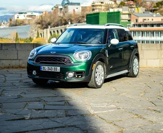 Frontvisning av en leiebil Mini Countryman Cooper S i Tbilisi, Georgia ✓ Bil #9813. ✓ Automatisk TM ✓ 0 anmeldelser.