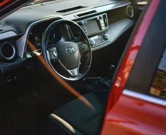 Bensin 2,5L-motoren til Toyota Rav4 2016 for utleie i Tbilisi.