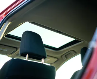 Interiøret til Toyota Rav4 til leie i Georgia. En flott 5-seters bil med Automatisk-gir.