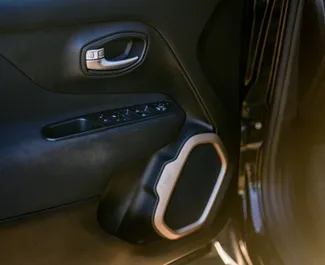 Jeep Renegade 2016 搭载 All wheel drive 系统，在第比利斯 可用。